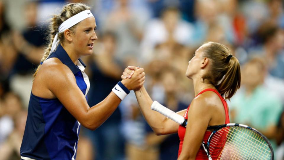 Victoria Azarenka (kiri) melibas Aleksandra Krunic 4-6, 6-4, 6-4 dari babak ketiga US Open 2014 di Flushing Meadows, New York, AS, Senin (01/09/14). - INDOSPORT